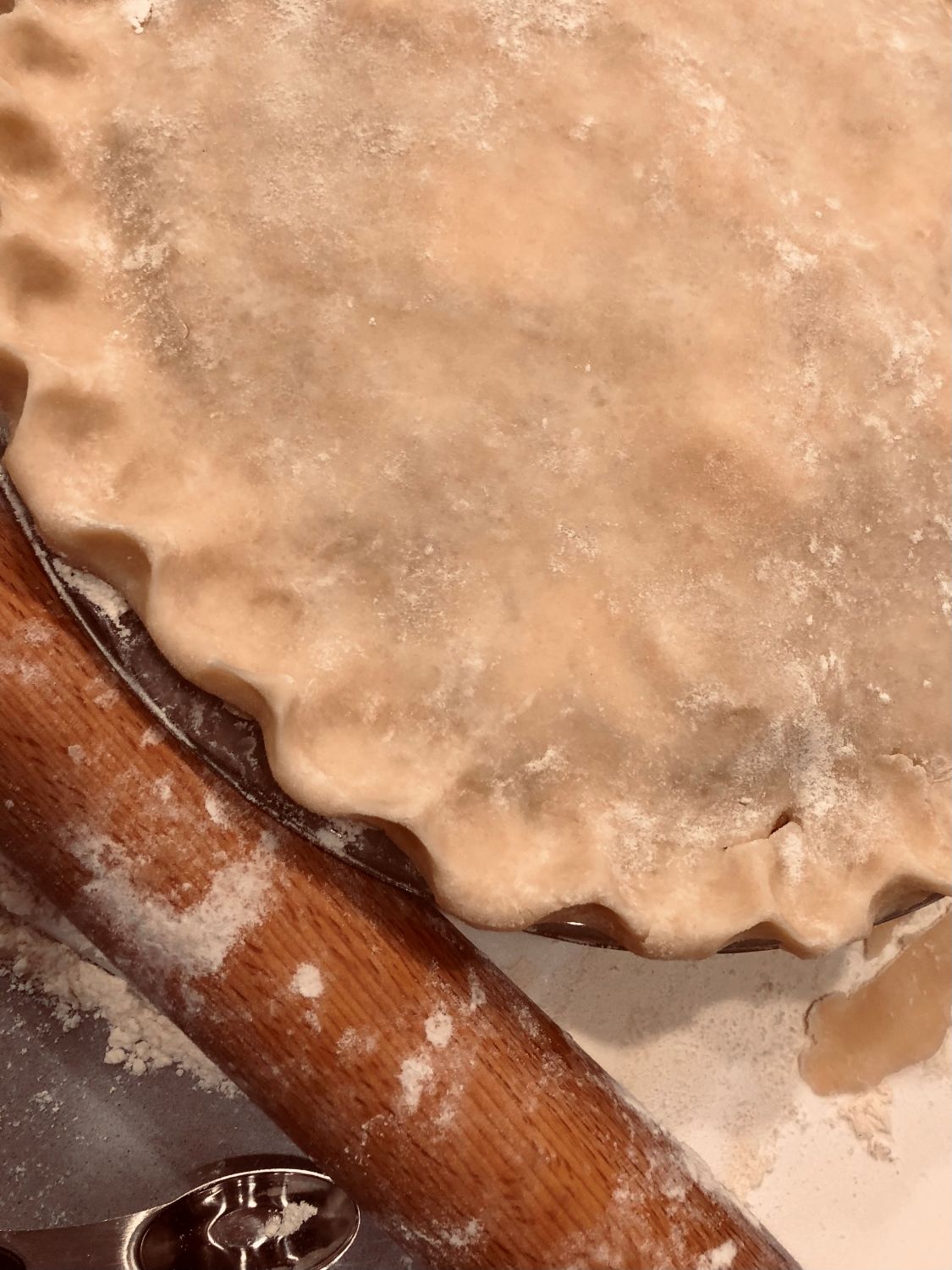unbaked pie crust with fluted edge